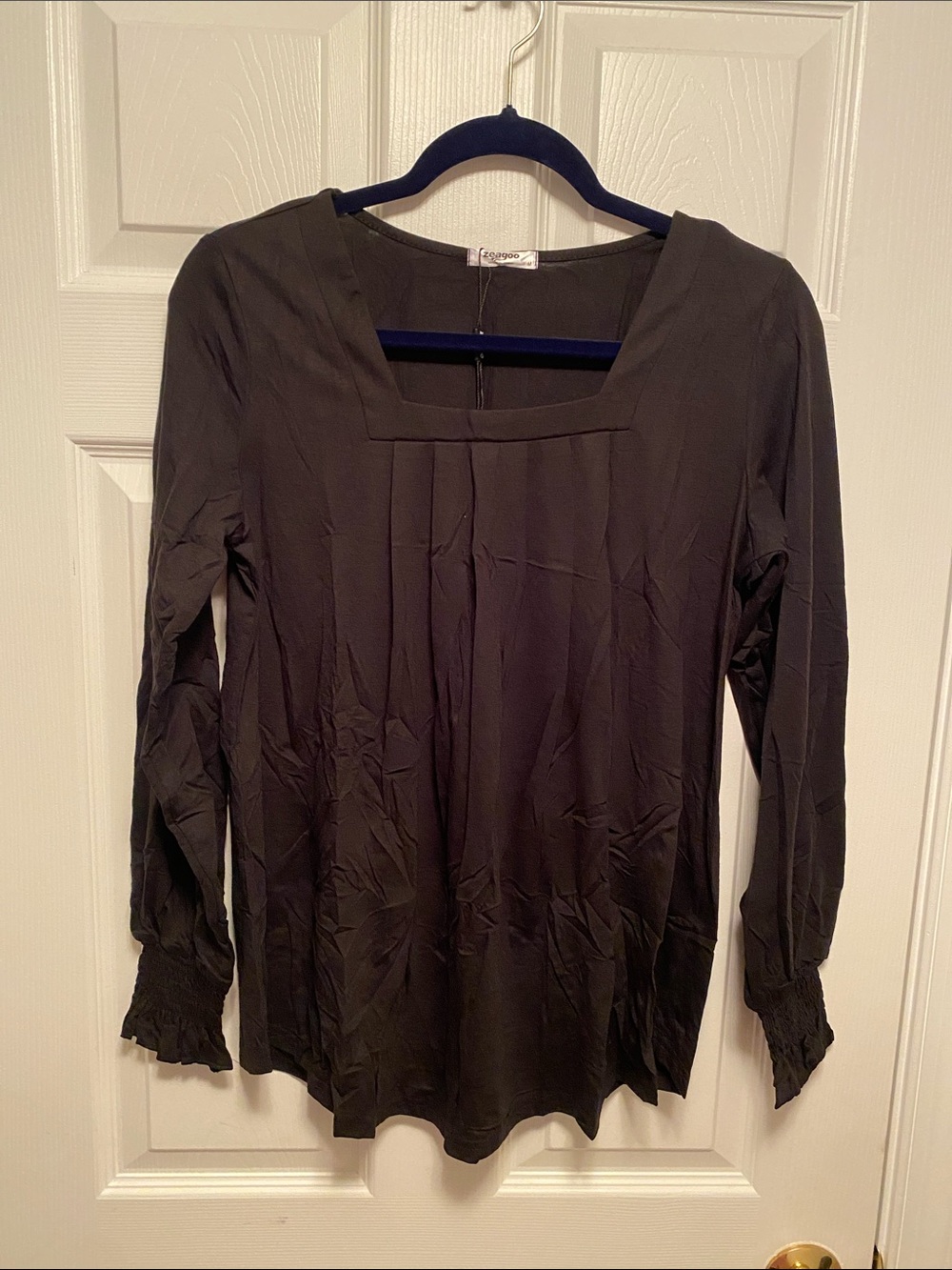 Zeagoo Women's Black Long-Sleeve Square Neck Top… size M